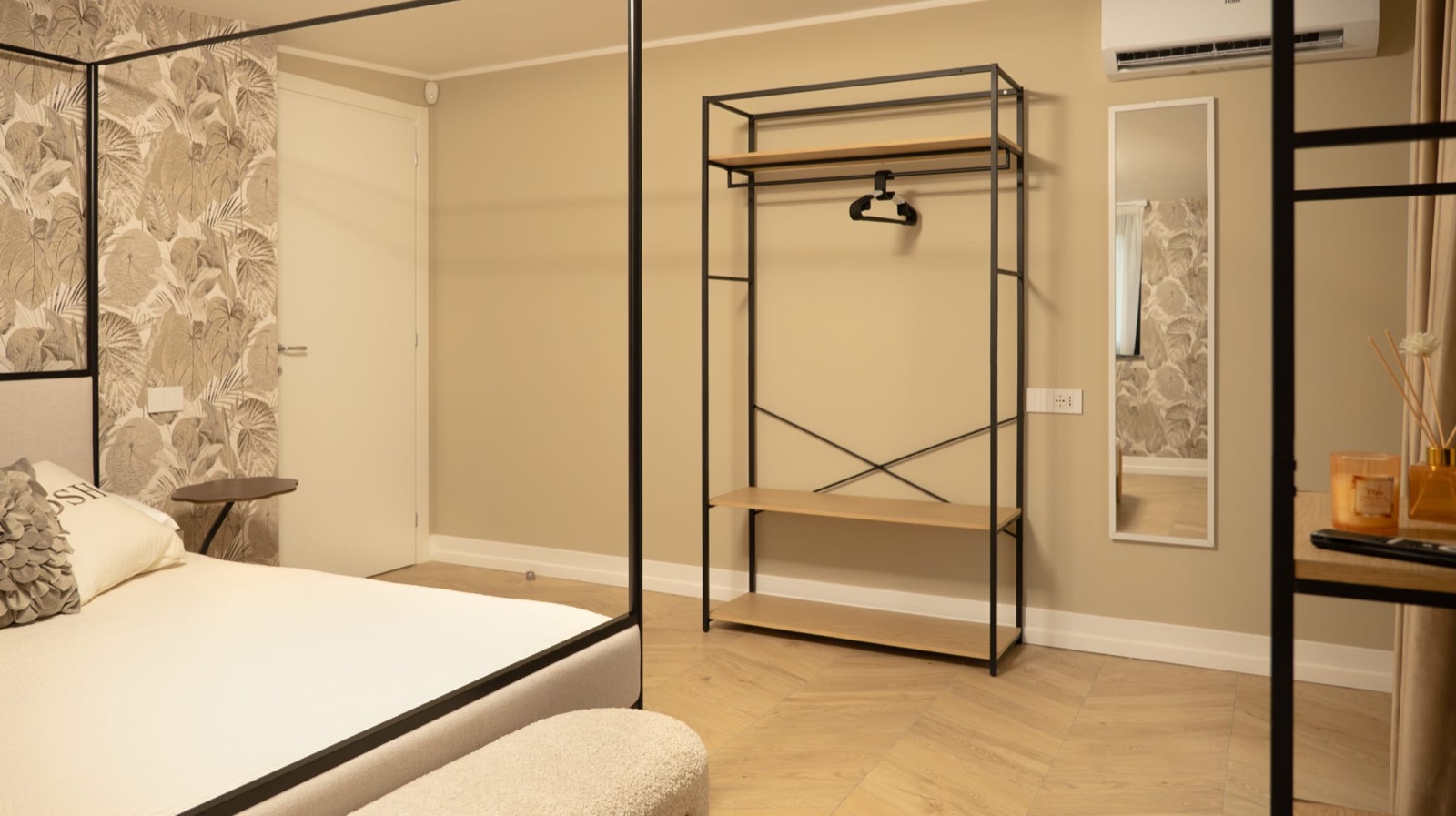 Suite con letto a baldacchino, carta da parati botanica e struttura in metallo nero